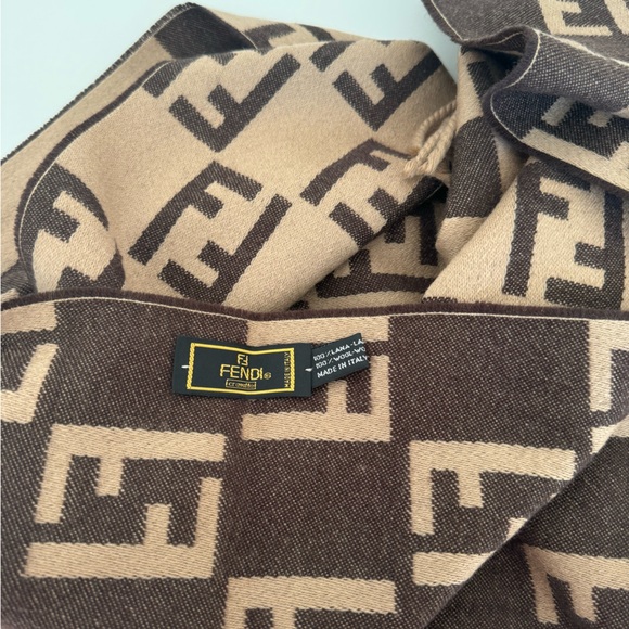 FENDI ZUCCA WOOL SCARF- REVERSIBLE WITH COA - Picture 8 of 10